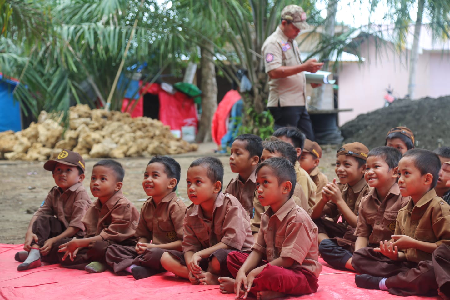 Kemensos Berbagi Kegembiraan dengan Anak-anak di Lokasi Pengungsian Korban Gempa Majene