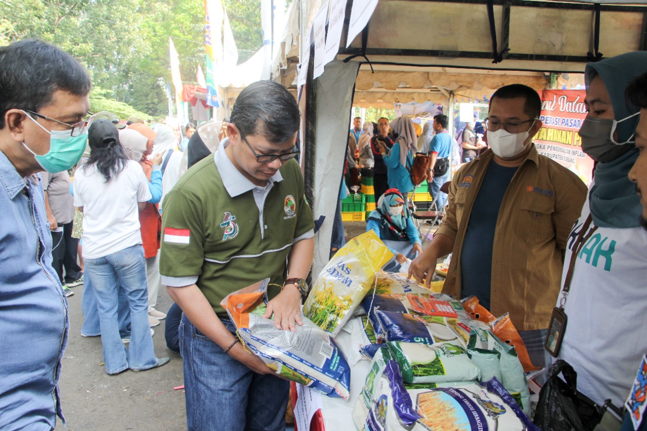 Operasi Pasar Murah di GOR Gotong Royong Subang