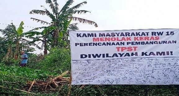 PENOLAKAN: Spanduk penolakan warga atas rencana pembangunan Tempat Pengolahan Sampah Terpadu di Kampung Cikupa Desa Cilame Ngamprah. NET