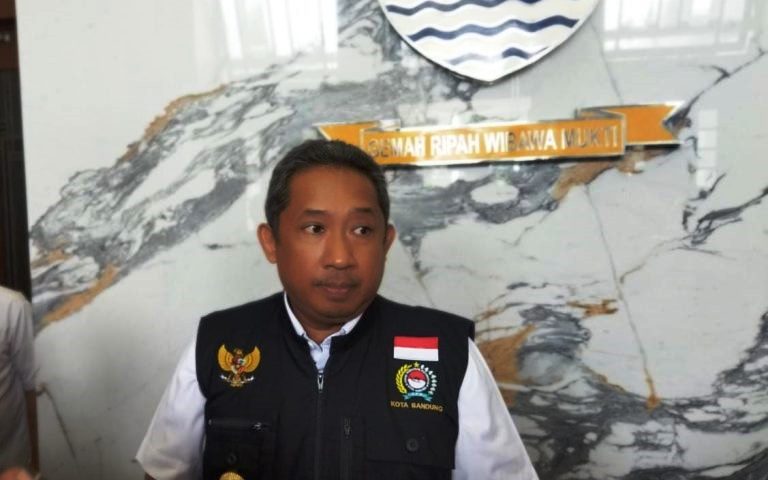 DIWAWANCARAI: Wali Kota Bandung Yana Mulyana saat diwawancarai awak media terkait penanganan penyebaran Covid-19 di Balai Kota Bandung, Rabu (6/7). JABAR EKSPRES
