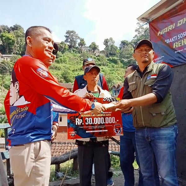 BANTUAN: Warga Kampung Sukapinggir Lembang mendapat bantuan MCK dari Kemenkumham RI.EKO SETIONO/PASUNDAN EKSPRES
