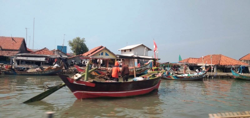 NELAYAN: Aktivitas nelayan di Pantura Subang, beberapa waktu lalu. Para nelayan dan pelaku usaaaha kecil dan menengah (UMKM) tak perlu khawatir dengan aplikasi MyPertamina. YUSUP SUPARMAN/PASUNDAN EKSPRES
