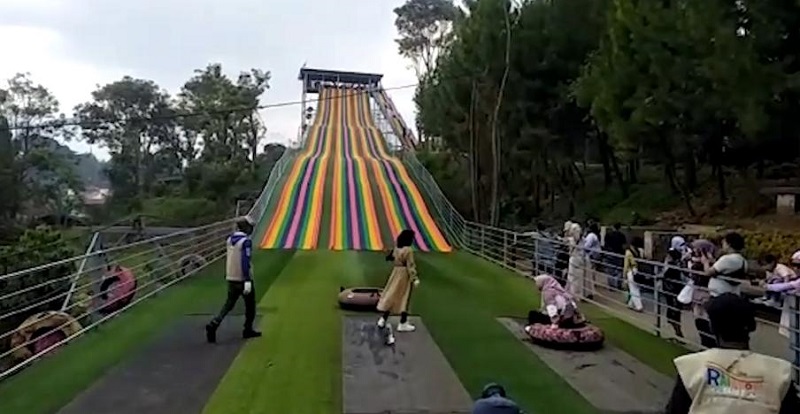 BERSELUNCUR: Para pengunjung setelah berseluncur di Rainbow Slide dengan ketinggian 25 meter dan memiliki panjang seluncuran 120 meter. EKO SETIONO/PASUNDAN EKSPRES