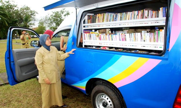 MOBIL PERPUSLING: Pemerintah Desa Cibodas memanfaatkan mobil perpustakaan keliling (Perpusling) bantuan dari Badan Usaha Milik Negara (BUMN). JABAR EKSPRES