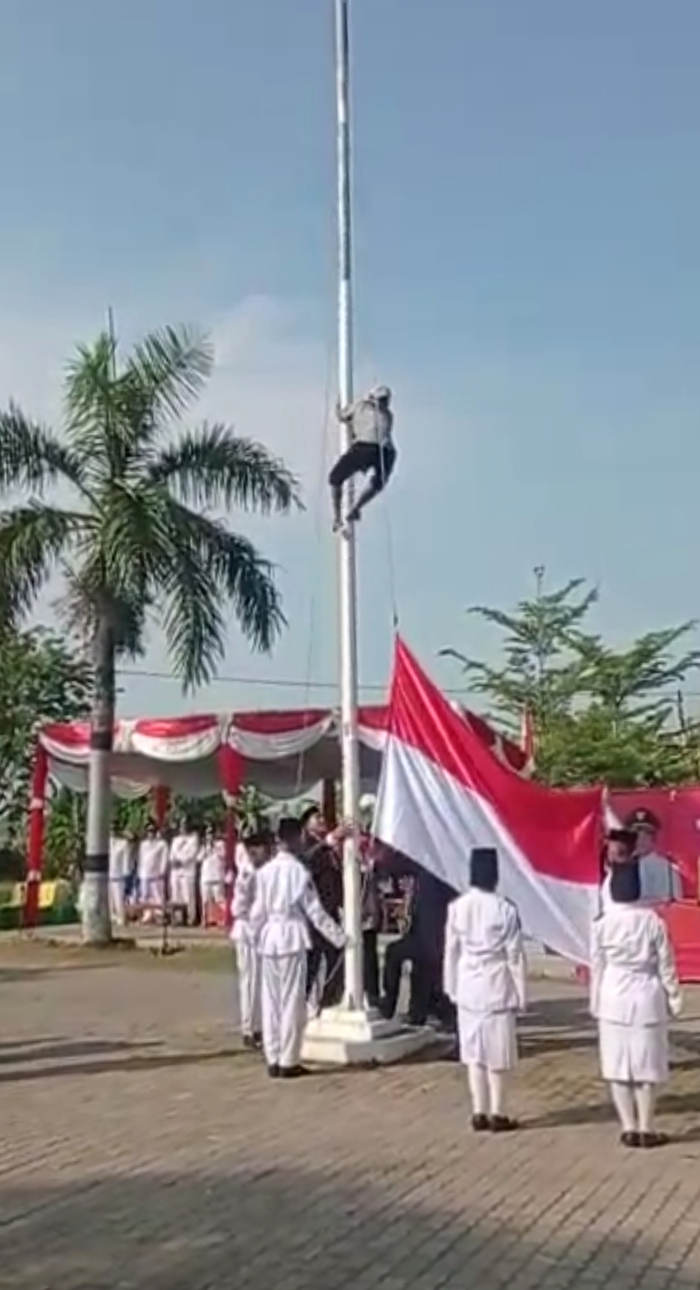Saepudin Selamatkan Pengibaran Bendera Merah Putih di Kecamatan Jayakerta