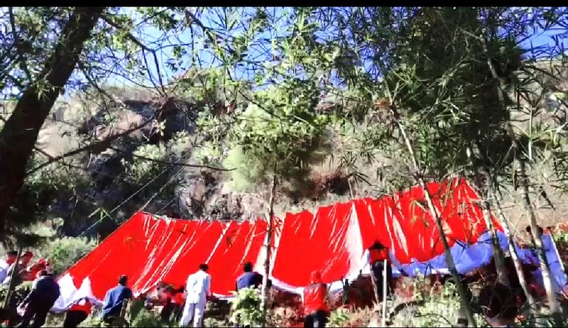 PENGIBARAN: Bendera merah putih berukuran 8x12 meter dikibarkan di atas tebing kawasan Gunung Batu, Kecamatan Lembang, dalam rangka menyambut HUT RI ke 77 tahun. EKO SETIONO/PASUNDAN EKSPRES