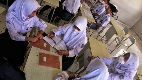 Opsi Kurikulum Merdeka (PEMBELAJARAN: Kelompok belajar siswa-siswi SMKN 6 Kota Bandung tengah berdiskusi menyoal mata pelajaran.JABAR EKSPRES)