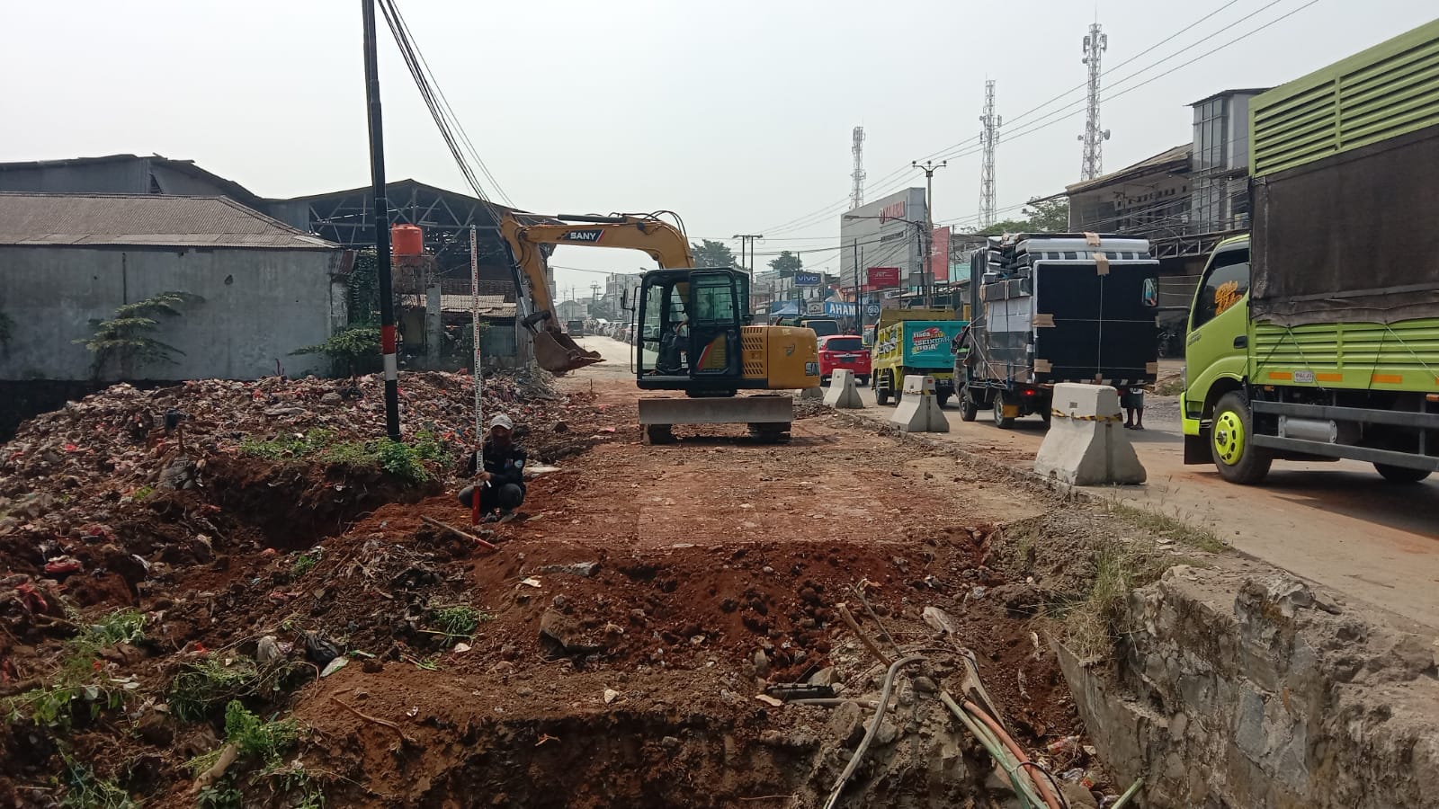 Sedang Diperbaiki, Ruas Jalan Cibarusah-Mekarmukti Tergenang Air Kaarena Pipa PDAM Bogor Bocor