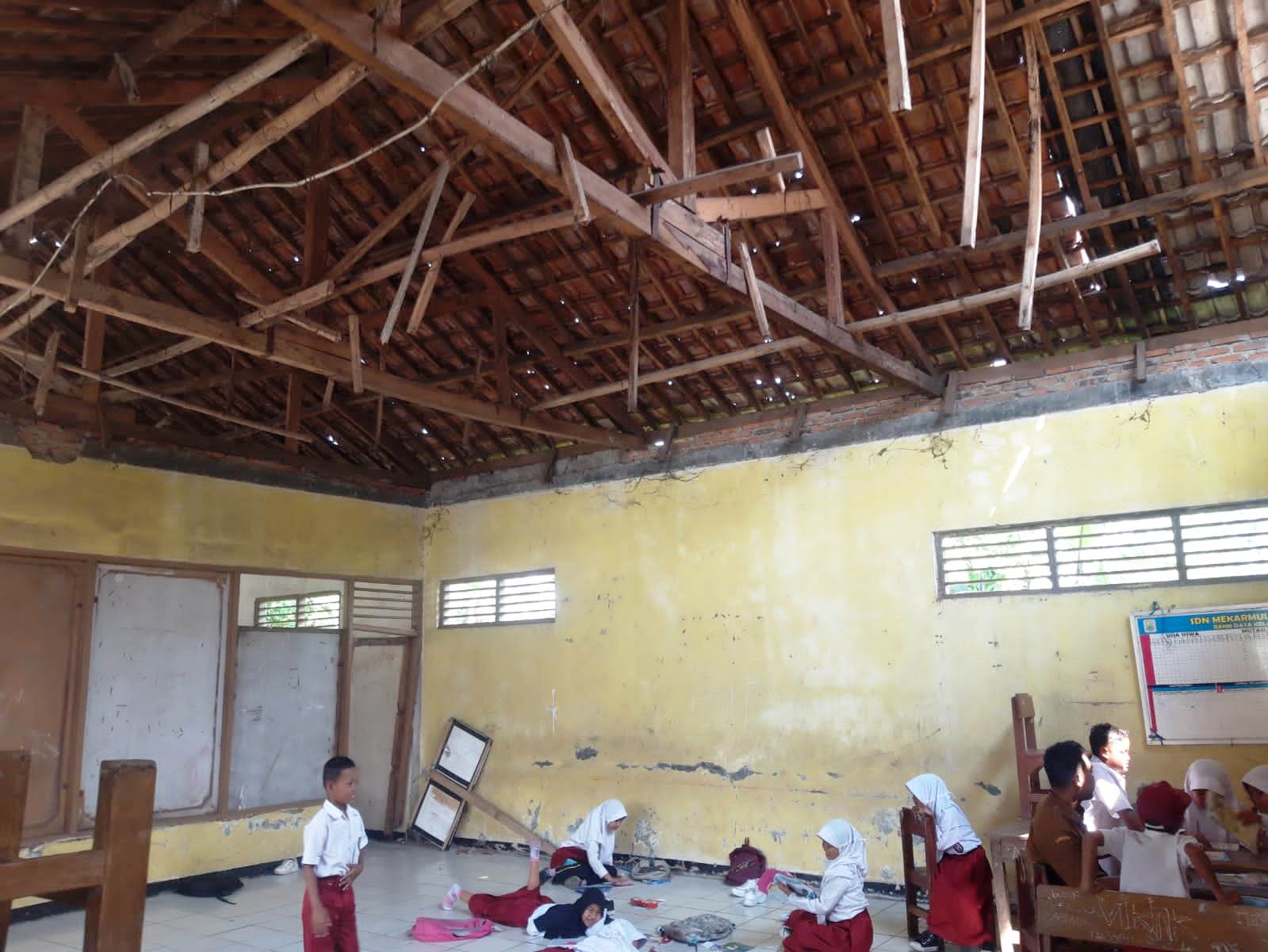 Gedung Sekolah Siswa SDN Mekarmulya III Karawang Hampir Roboh
