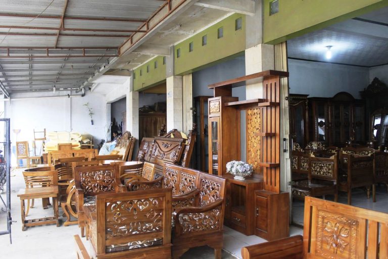 PRODUKSI: Sejumlah pengrajin sedang melakukan finishing produk furniture kayu jati Jepara di toko Karen Furniture Pamanukan. CINDY DESITA/PASUNDAN EKSPRES