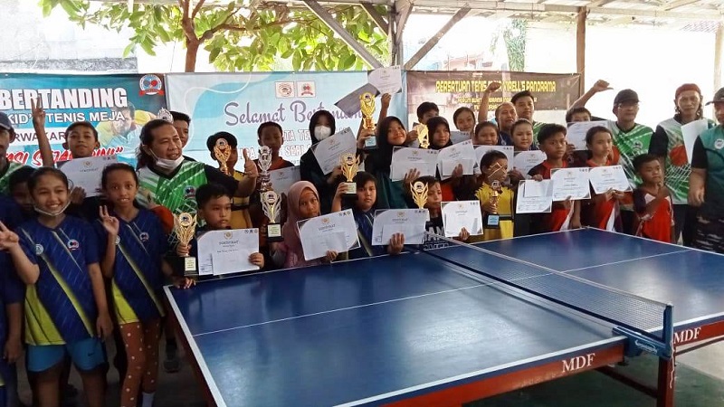 FOTO BERSAMA: Para juara PTM Virrel's Panorama Purwakarta Kids League berfoto bersama usai prosesi penyerahan piala dan piagam.ADAM SUMARTO/PASUNDAN EKSPRES 