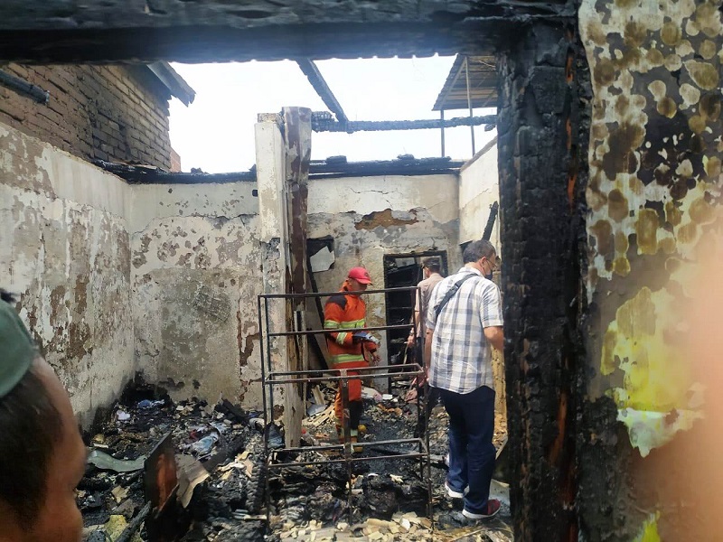 HANGUS: Petugas BPBD KBB dan Pemadam Kebakaran selesai menangani api yang membakar rumah di Kampung Sudimampir, Desa Padalarang, Kecamatan Padalarang.JABAR EKSPRES