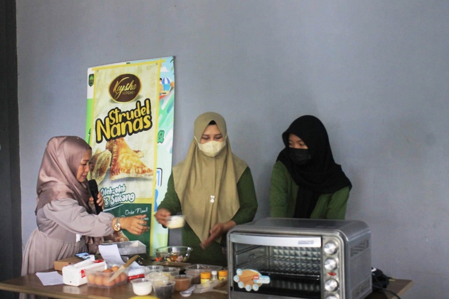 BELAJAR: UMKM dan kelompok tani wanita Kabupaten Cilacap Jawa Tengah saat kunjungan ke UMKM Subang untuk belajar pengolahan pangan.CINDY/PASUNDAN EKSPRES