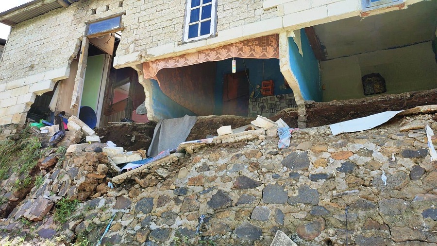 AMBRUK: Rumah milk Rosnaeni yang berada di atas tebing nampak ambruk stelah diterjang hujan deras pada Minggu (11/9) sore. EKO SETIONO/PASUNDAN EKSPRES