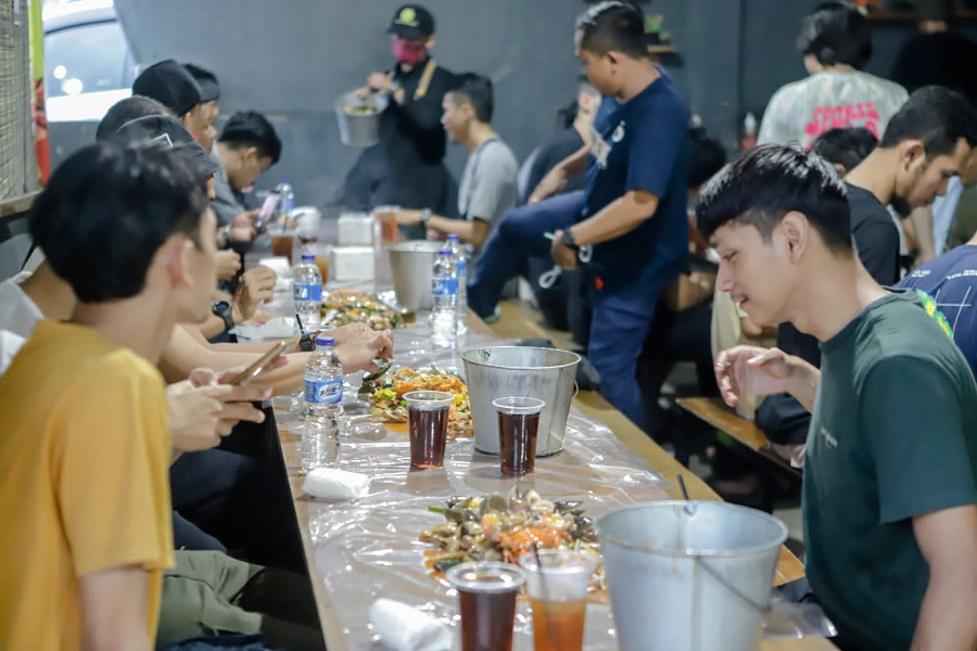 KULINER: Para pengunjung saat menikmati hidangan seafood tumpah di Kedai Tuan Crab Subang.CINDY DESITA/PASUNDAN EKSPRES