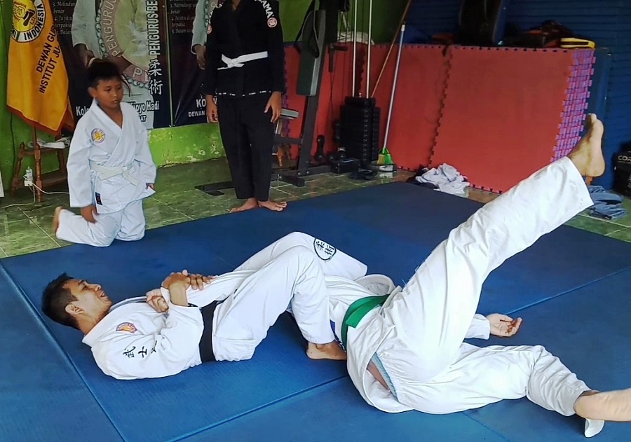 BERLATIH: Atlet Jujitsu andalan Kabupaten Purwakarta saat tengah menjalani latihan mengahadapi Porprov Jabar XIV.ADAM SUMARTO/PASUNDAN EKSPRES 