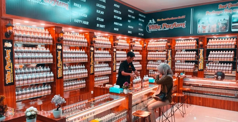 LIFESTYLE: Terlihat konsumen sedang mencium aroma parfum yang akan dipilih dan dibeli oleh konsumen di Villa Parrum Ottista Subang. CINDY DESITA/PASUNDAN EKSPRES