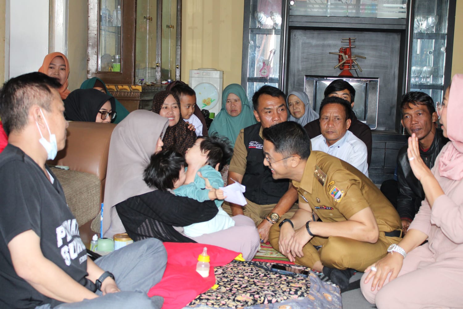 Bupati Bandung Barat Hengky Kurniawan Bantu Biaya Operasi Pemisahan Bayi Kembar Siam