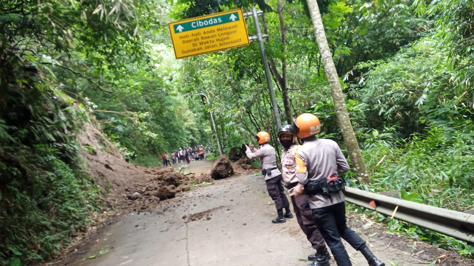 Longsor di Maribaya Tutup Akses Jalan ke Dua Desa di Lembang