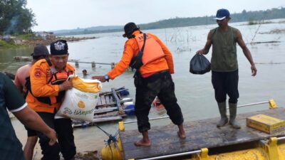 Jalan Cibalandongjaya - Cibakom Terputus, BPBD Siagakan Perahu Bantu Warga Menyebrang