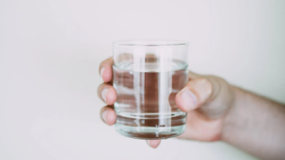 Manfaat Air Putih Bagi Kesehatan Tubuh Selama Bulan Ramadan