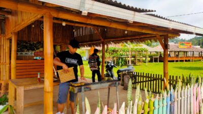 Saung Tinanggur Subang Suguhkan Wisata Agro Edukasi