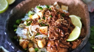 Nasi Lengko, Makanan Khas Cirebon via Making memories in every dish