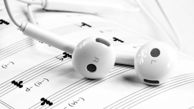 Bahaya Mendengarkan Musik Menggunakan Earphone atau Headset Terlalu Lama
