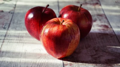 Jangan Ragu-Ragu Lagi: Begini Perbedaan Buah Apel Organik dan Non-organik