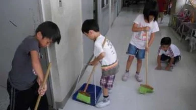5 Alasan Pentingnya Jadwal Piket di Kelas untuk Menjaga Kebersihan Lingkungan Belajar. Sumber Gambar via Japanese School