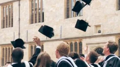 Graduation in Oxford ilustrasi untul Pendidikan Jenjang S-2. Sumber foto dari IT Help - University of Oxford