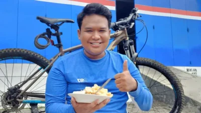 Belum Sarapan, Kang Ropi Makan Ketoprak Mas Gendut dari Penjual di Pinggir Jalan