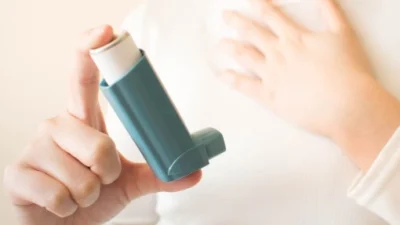 Inhaler adalah salah satu Perlengkapan yang Harus Selalu Dibawa oleh Penderita Asma. Sumber foto via Sleep Foundation
