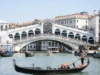 Jembatan Rialto Venesia Italia. Sumber Foto via Time Out