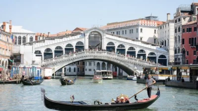 Jembatan Rialto Venesia Italia. Sumber Foto via Time Out