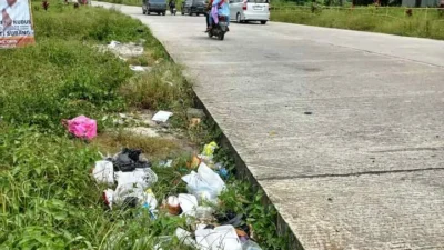 Pengendara Buang Sampah Sembarang di Jalan