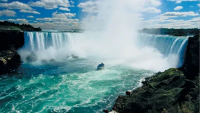 Air terjun Niagara yang memiliki tiga bagian air terjun. (Image From: Encyclopedia Britannica)
