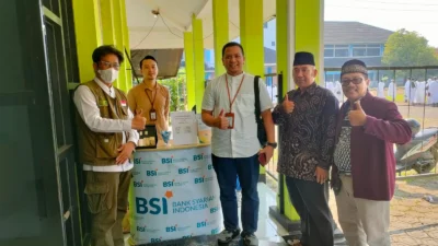 Branch Manager BSI KCP Subang Otista 1, Pribudi (tengah) memantau langsung pelayanan penukaran SAR.