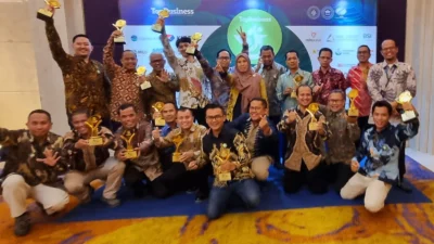 AQUA Subang dan 8 Pabrik AQUA di Jawa Barat Sabet Top CSR Awards