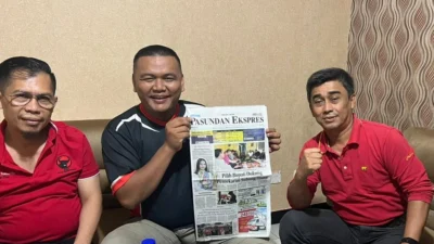 Niko Rinaldo (tengah) didampingi bacaleg dapil 1 Subang Endang Sumarlin bersama Direktur Pasundan Ekspres Mohamad Fauzi (kanan).
