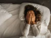 5 Cara Mengatasi Susah Tidur: Solusi Mudah Awet Muda! Sumber Gambar via Town & Country Magazine (getty images)