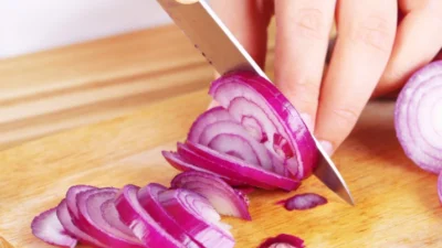 Mahmud Wajib Catat: 5 Tips Memotong Bawang Efektif, Nggak Bakalan Bikin Nangis! Sumber Gambar via Taste Cooking