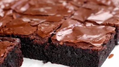 Brownies Aladdin: Tips Bikin Shiny Crust pada Fudgy Brownies, Shining Shimmering Splendid. Sumber Gambar via YouTube (Vinastar Channel)