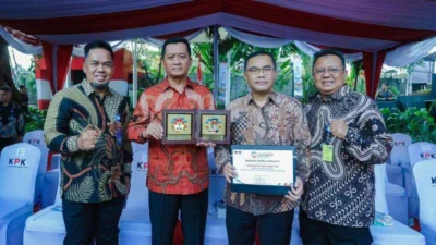 Pemda Kota Bandung Raih Penghargaan Atas Dukungan Roadshow Bus KPK