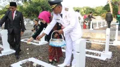 Momen Forkopimda Subang Tabur Bunga di Taman Makam Pahlawan Cidongkol