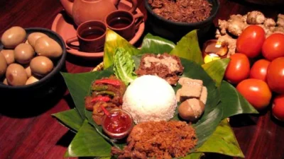 Nikmat! 6 Makanan Tradisional Yogyakarta yang Otentik Banget. Sumber Gambar via Indonesia-Tourism.com