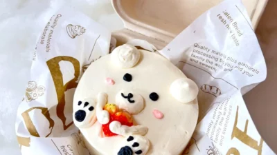 Guys, Intip 8 Inspirasi Desain Bento Cake Lucu: Kyoot Abis! Sumber Gambar via Yours Sincerely Bakery