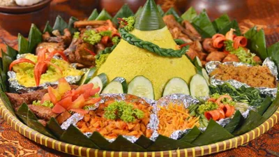 Cara Membuat Nasi Kuning Tumpeng (Image From: Indoindians.com)