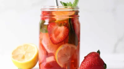 Ilustrasi Resep Infused Water Strawberry Lemon (Image From: Green Smoothie Gourmet)