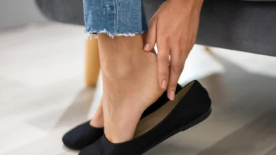 5 Cara Mengatasi Kaki Lecet Karena Pemakaian Flat Shoes. (Sumber Gambar: My Chicago Foot Expert)